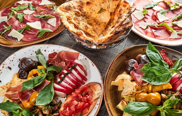 Мясо, помидоры, салат, ассорти