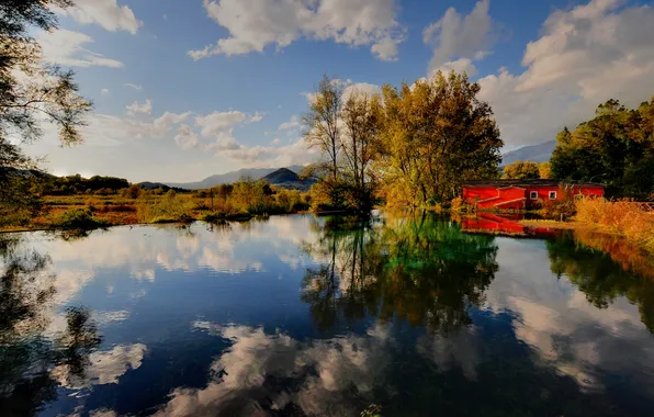 Осень, деревья, озеро, дом, облака. отражение