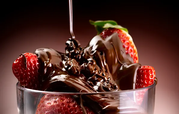Сладость, десерт, sweet, dessert, клубника в шоколаде, chocolate-covered strawberries, струйка шоколада, a stream of chocolate