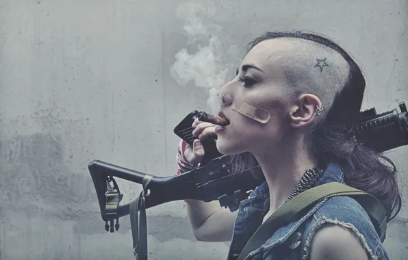 Оружие, стрижка, брюнетка, сигара, татуировка, курение, Tank Girl