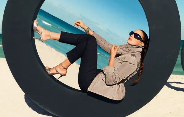 Картинка море, пляж, поза, стиль, модель, браслет, солнечные очки, Lauren Budd