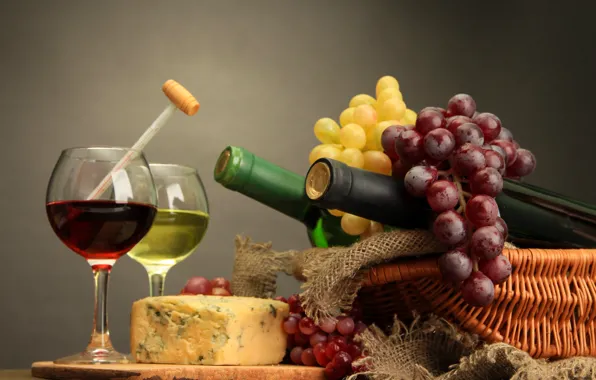 Вино, сыр, бокалы, бутылки, грозди винограда