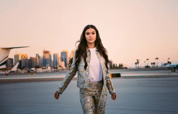 Взгляд, девушка, город, поза, брюнетка, костюм, красотка, Hailee Steinfeld
