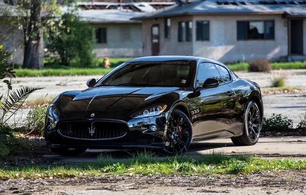 Картинка трава, асфальт, отражение, чёрный, Maserati, black, вид спереди, мазерати