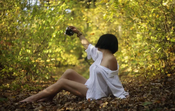 ЛЕС, ЛИСТЬЯ, ФОТОАППАРАТ, ПОЗА, ОСЕНЬ, РУБАШКА, СЕЛФИ