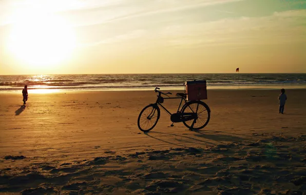 Картинка песок, море, пляж, небо, солнце, закат, велосипед, дети