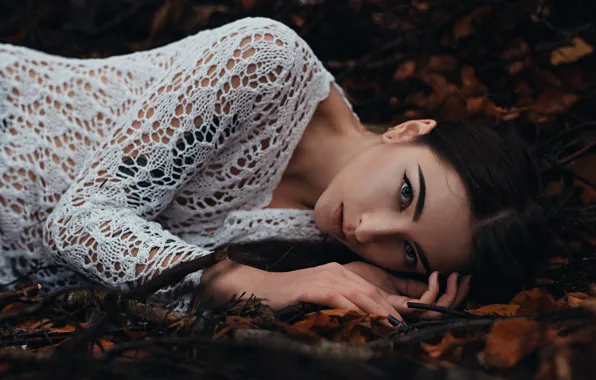 Картинка осень, белый, взгляд, листья, макияж, брюнетка, прическа, лежит