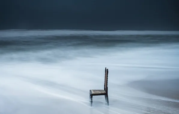 Море, небо, стул