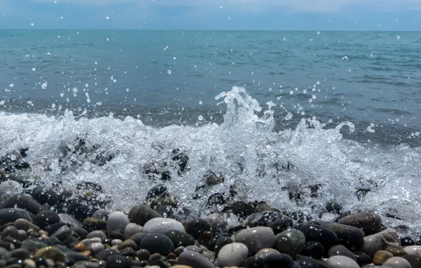 Море, пена, брызги, галька