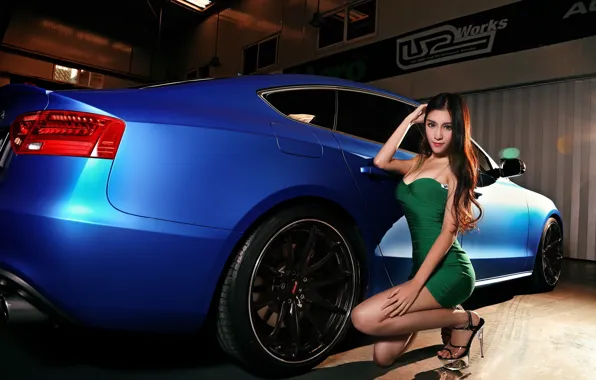 Картинка взгляд, Audi, Девушки, азиатка, красивая девушка, синий авто, сидит над машиной
