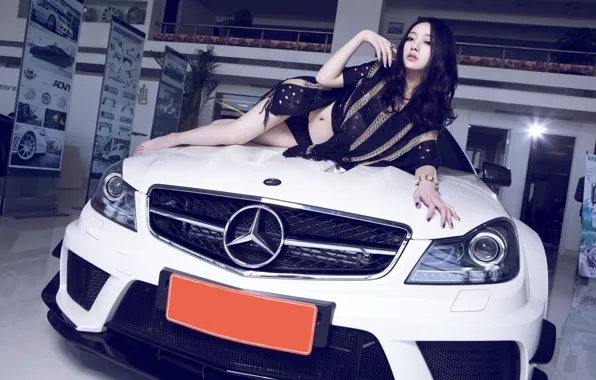 Взгляд, Mercedes, азиатка, Эротика, красивая девушка, белый авто, на капоте
