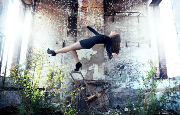 Картинка девушка, платье, падение, стул, фотограф, girl, руины, photography