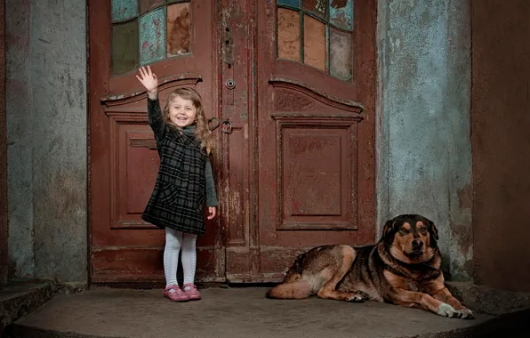 Картинка радость, смех, собака, дверь, девочка, ребёнок