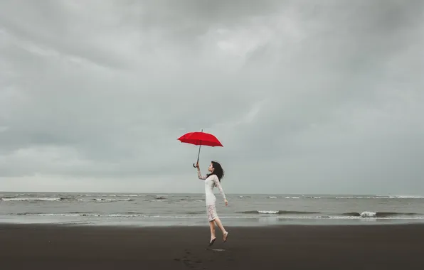 Картинка гроза, волны, пляж, девушка, волосы, платье, красный зонт, серые облака