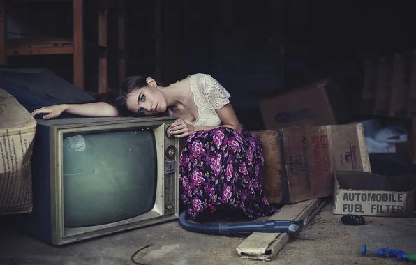 Картинка девушка, телевизор, чердак