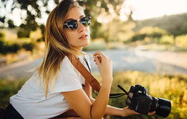 Картинка девушка, очки, фотоаппарат