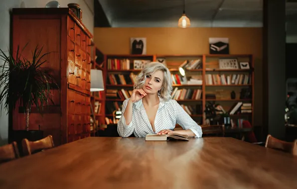 Картинка девушка, поза, стол, блондинка, книга, красотка, Aleksey Uriev