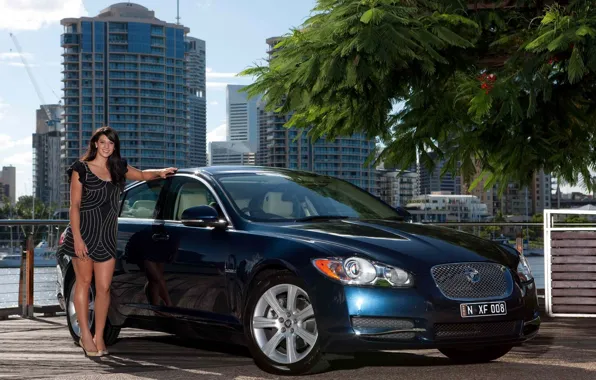 Дорога, авто, взгляд, девушка, деревья, улыбка, здания, Jaguar