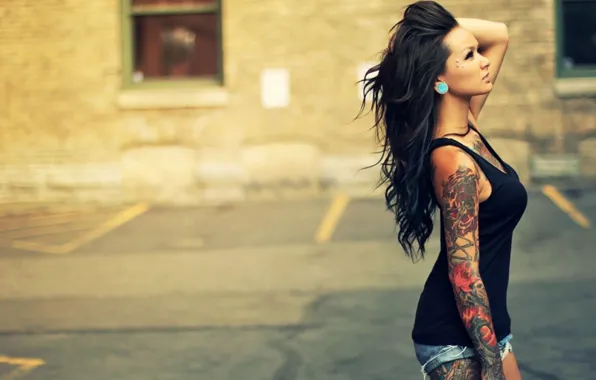 Девушка, майка, брюнетка, тату, шортики, Tattooed girl