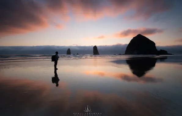 Картинка небо, облака, человек, USA, Oregon, photographer, Haystack Rock, Cannon Beach