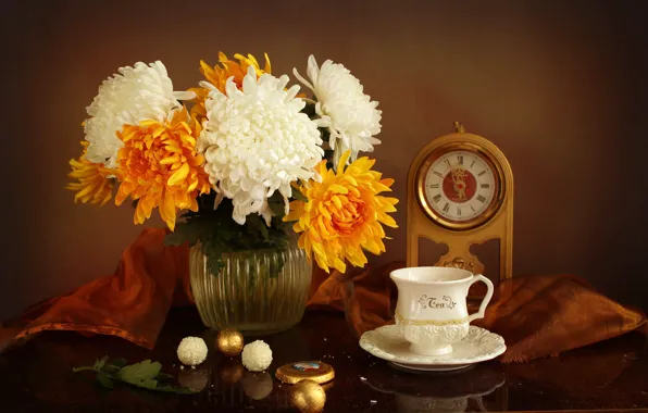 Картинка стол, часы, конфеты, чашка, ваза, белые, натюрморт, хризантемы