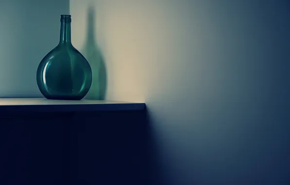 Стена, бутылка, минимализм