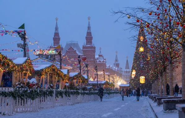 Картинка зима, шарики, снег, деревья, шары, забор, Москва, Новый год