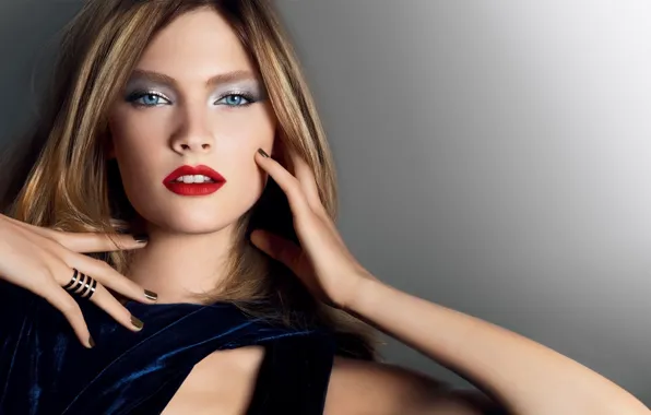 Картинка девушка, портрет, руки, макияж, блондинка