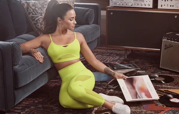 Девушка, спорт, костюм, сидит, пластинки, Demi Lovato, fabletics