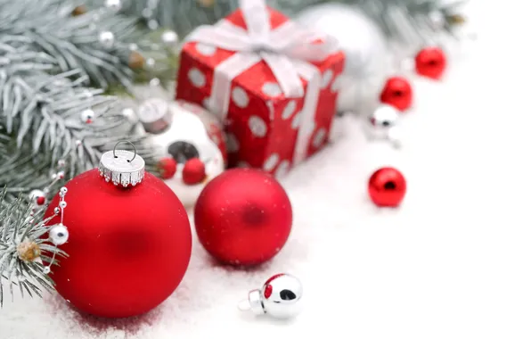Картинка зима, шарики, ветки, игрушки, елка, ель, подарки, красные