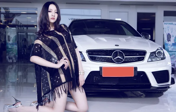 Картинка взгляд, Mercedes, азиатка, Эротика, красивая девушка, белый авто, стоит на коленях