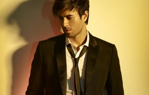Картинка взгляд, галстук, актер, рубашка, певец, Энрике Иглесиас, Enrique Iglesias, исполнитель