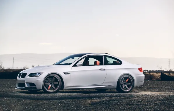 Картинка белый, небо, чёрные, bmw, бмв, купе, white, wheels, диски, black, вид сбоку, e92