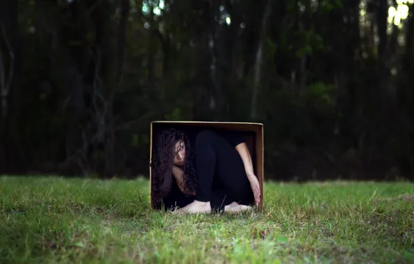 Картинка девушка, коробка, ситуация