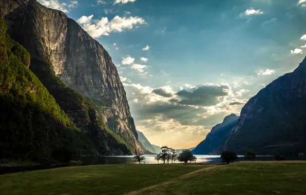 Небо, облака, деревья, горы, озеро