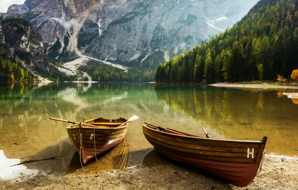 Картинка лес, горы, природа, озеро, берег, лодки