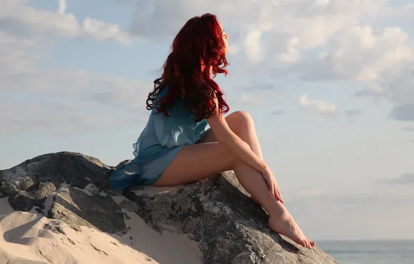 Море, небо, девушка, облака, ножки, сидит, красные волосы