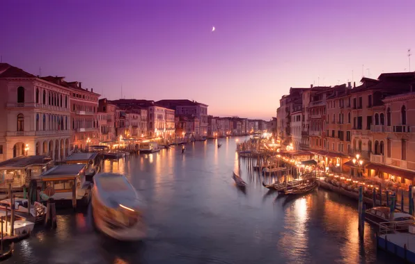 Картинка город, река, дома, вечер, Европа, Венеция, канал, гондолы