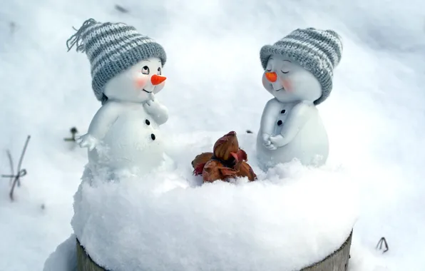 Картинка снег, снеговики, шапки, орехи, фигурки
