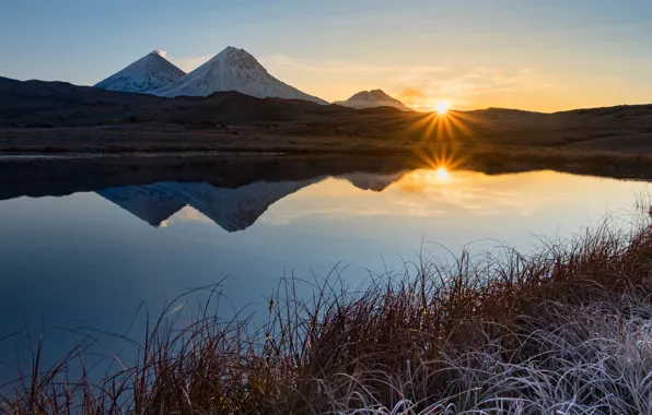Картинка иней, небо, трава, солнце, облака, лучи, свет, закат