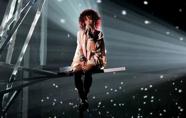 Картинка высота, Rihanna, Риана, сидит, поет, выступление