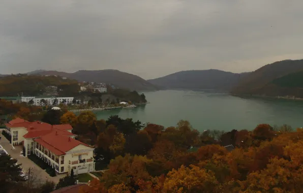Крыша, парк, пасмурно, село, дома, Небо, Горы, Осень