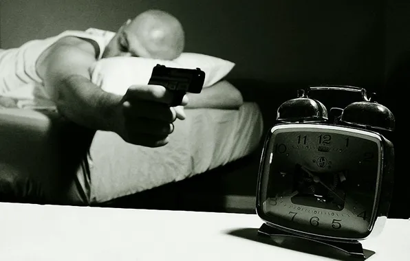 Пистолет, будильник, спит