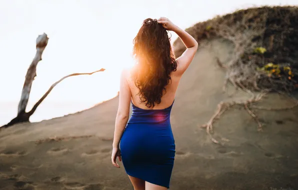 Картинка песок, девушка, солнце, синий, фигура, платье, брюнетка, прическа