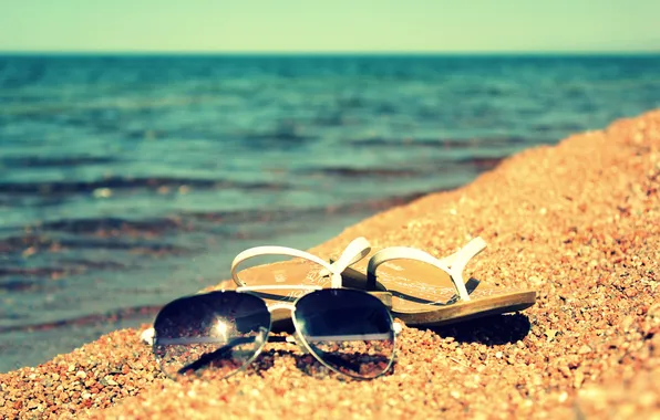 Картинка песок, лето, вода, солнце, озеро, берег, очки, шлепки