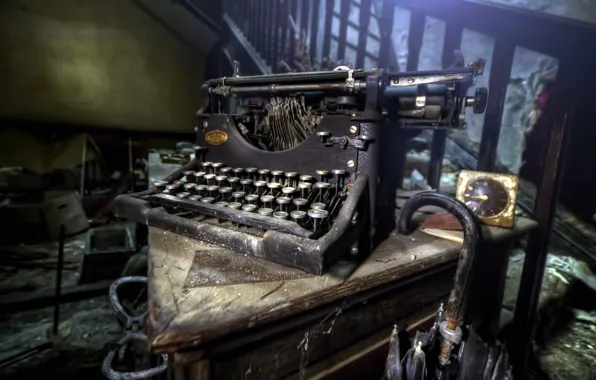 Фон, часы, пишущая машинка