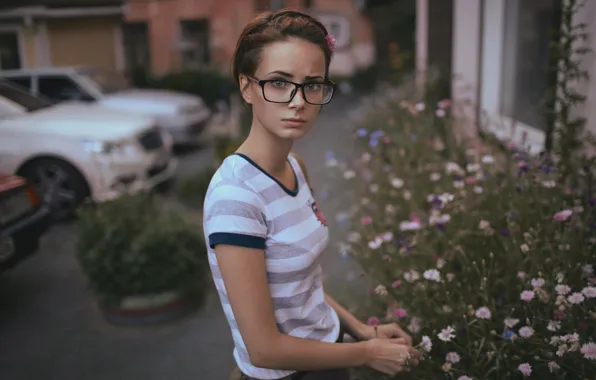 Взгляд, девушка, цветы, машины, брюнетка, очки, футболка, прическа