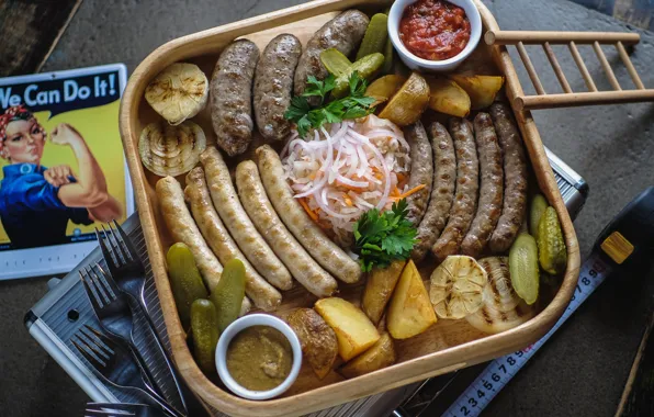 Кетчуп, огурцы, картофель, колбаски, горчица