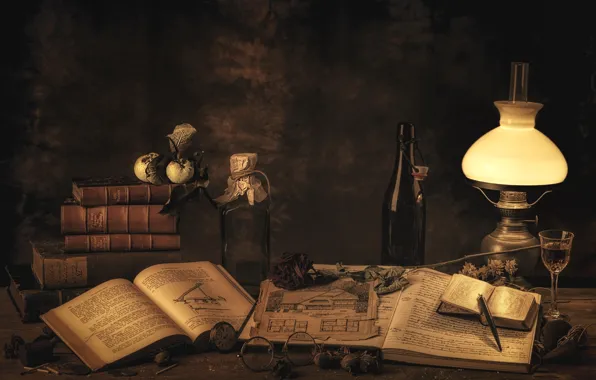 Книги, бутылка, лампа, очки, натюрморт