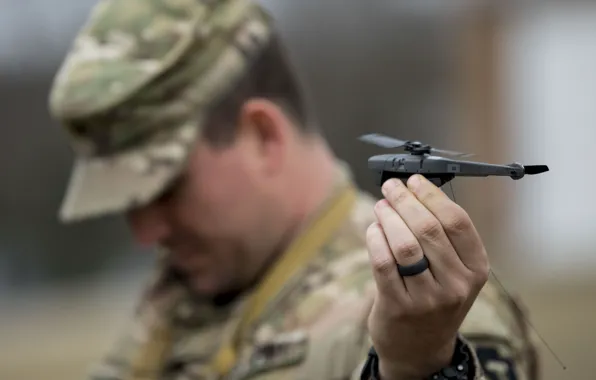 Солдат, США, US Army, Soldier, Армия США, Black Hornet Nano, Сержант, Сержант Джастин Л. Бертоньер